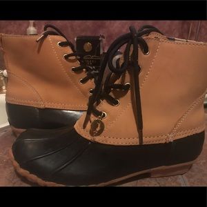 Super cute Sporto tan and black leather boots.